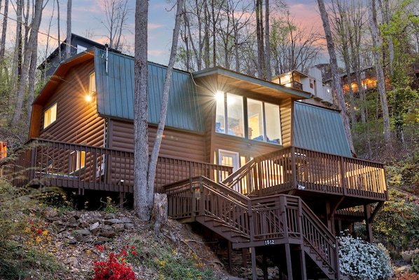 5BR Chalet Village Hot Tub/ Deck/ Arcade/ Mtn View vacation rental in Chalet Village, Gatlinburg