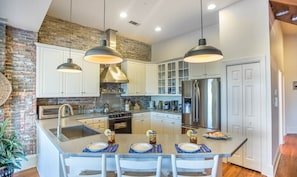 Amazing Loft with Parking & Deck above River Street vacation rental in River Street, Historic District - Savannah