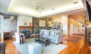 Amazing Loft with Parking & Deck above River Street vacation rental in River Street, Historic District - Savannah
