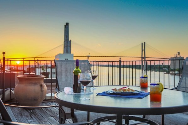 Amazing Loft with Parking & Deck above River Street vacation rental in River Street, Historic District - Savannah
