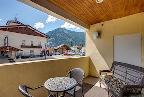 Beautiful central downtown condo close to everything! Sun&Ski Condo vacation rental in Downtown Leavenworth