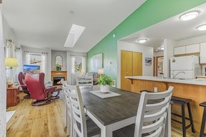 ✓ Bright Top Floor Condo ✓ Walk to Town ✓ A/C ✓ Sleeps 6 vacation rental in Leavenworth (near Adventure Park)