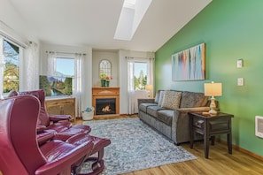 ✓ Bright Top Floor Condo ✓ Walk to Town ✓ A/C ✓ Sleeps 6 vacation rental in Leavenworth (near Adventure Park)