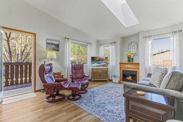 ✓ Bright Top Floor Condo ✓ Walk to Town ✓ A/C ✓ Sleeps 6 vacation rental in Leavenworth (near Adventure Park)