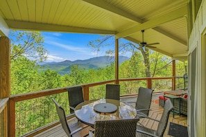 Chalet Village Cabin, Sleeps 9, Mtn View, 360 Deck vacation rental in Chalet Village, Gatlinburg