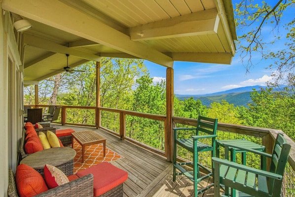 Chalet Village Cabin, Sleeps 9, Mtn View, 360 Deck vacation rental in Chalet Village, Gatlinburg