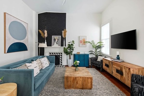 Charming 1BR Downtown Stay w. Parking vacation rental in Cannonborough–Elliottborough