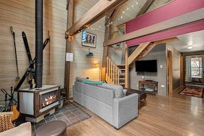 Creekfront Cabin w/ Hot Tub Near Lake Wenatchee vacation rental in Nason Creek / Lake Wenatchee