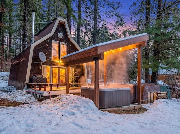 Creekfront Cabin w/ Hot Tub Near Lake Wenatchee vacation rental in Nason Creek / Lake Wenatchee