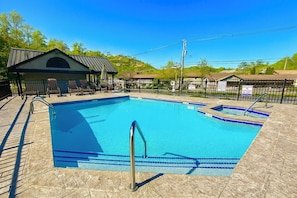Downtown—King Bed—Private Hot Tub—POOL (Condo) vacation rental in Downtown Gatlinburg