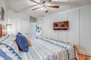 Downtown—King Bed—Private Hot Tub—POOL (Condo) vacation rental in Downtown Gatlinburg