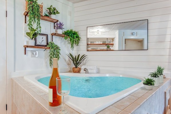 Downtown—King Bed—Private Hot Tub—POOL (Condo) vacation rental in Downtown Gatlinburg