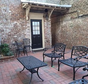 Historic 1850s Carriage House on Chatham Square vacation rental in Chatham Square, Historic District - Savannah