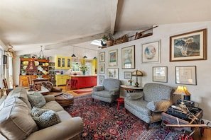 Hot Tub, Fire Pit, EV Charger. Unwind at Our Cozy Retreat. vacation rental in St. Helena, California