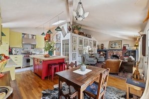 Hot Tub, Fire Pit, EV Charger. Unwind at Our Cozy Retreat. vacation rental in St. Helena, California