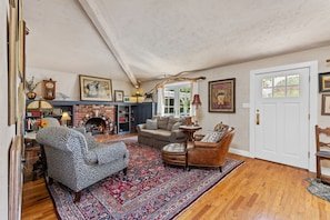 Hot Tub, Fire Pit, EV Charger. Unwind at Our Cozy Retreat. vacation rental in St. Helena, California
