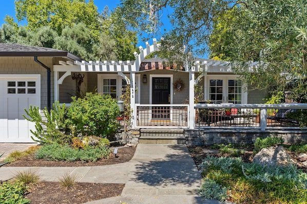 Hot Tub, Fire Pit, EV Charger. Unwind at Our Cozy Retreat. vacation rental in St. Helena, California