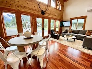 King Beds • Hot Tub • Views • Fire Pit • Fast WiFi vacation rental in Icicle Canyon entrance (south of downtown)