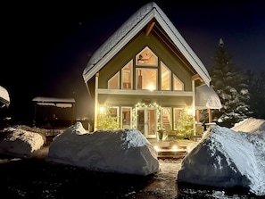 King Beds • Hot Tub • Views • Fire Pit • Fast WiFi vacation rental in Icicle Canyon entrance (south of downtown)