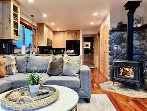 King Beds • Hot Tub • Views • Fire Pit • Fast WiFi vacation rental in Icicle Canyon entrance (south of downtown)