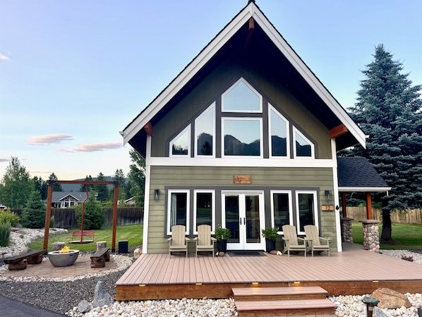 King Beds • Hot Tub • Views • Fire Pit • Fast WiFi vacation rental in Icicle Canyon entrance (south of downtown)