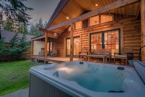 Leavenworth Area Idyllic Rustic Modern Log Cabin with Hot Tub vacation rental in Ponderosa Estates (Plain area)