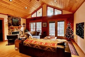 Leavenworth Area Idyllic Rustic Modern Log Cabin with Hot Tub vacation rental in Ponderosa Estates (Plain area)