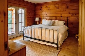 Leavenworth Area Idyllic Rustic Modern Log Cabin with Hot Tub vacation rental in Ponderosa Estates (Plain area)