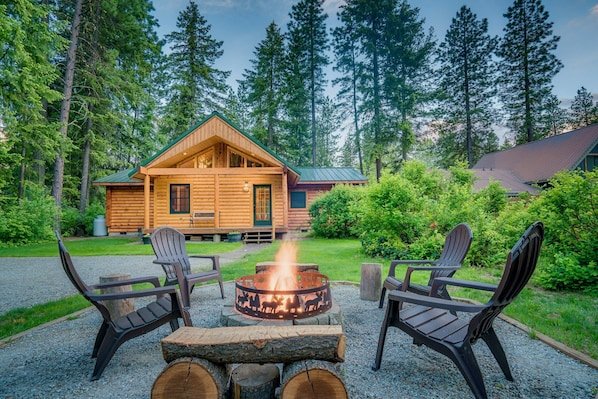 Leavenworth Area Idyllic Rustic Modern Log Cabin with Hot Tub vacation rental in Ponderosa Estates (Plain area)