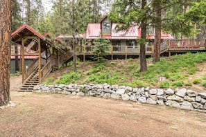 Leavenworth cabin for maximum 4 people, with treehouse gazebo hot tub. vacation rental in Near Lake Wenatchee / Plain