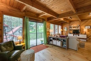 Leavenworth cabin for maximum 4 people, with treehouse gazebo hot tub. vacation rental in Near Lake Wenatchee / Plain