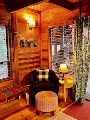 Leavenworth cabin for maximum 4 people, with treehouse gazebo hot tub. vacation rental in Near Lake Wenatchee / Plain