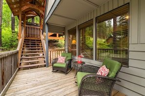 Leavenworth cabin for maximum 4 people, with treehouse gazebo hot tub. vacation rental in Near Lake Wenatchee / Plain