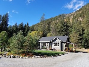 LOCATED ON ICICLE ROAD, 2 MILES FROM TOWN. HOT TUB AND BEAUTIFUL VIEWS vacation rental in Icicle Road / Icicle Creek
