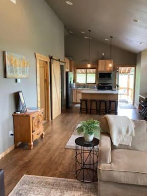 LOCATED ON ICICLE ROAD, 2 MILES FROM TOWN. HOT TUB AND BEAUTIFUL VIEWS vacation rental in Icicle Road / Icicle Creek