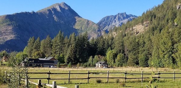 LOCATED ON ICICLE ROAD, 2 MILES FROM TOWN. HOT TUB AND BEAUTIFUL VIEWS vacation rental in Icicle Road / Icicle Creek