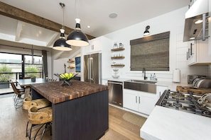 Napa Valley: St Helena Designer Home & Guest House + Spool + Peloton Bike/Tread vacation rental in St. Helena, California