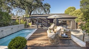 Napa Valley: St Helena Designer Home & Guest House + Spool + Peloton Bike/Tread vacation rental in St. Helena, California