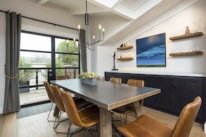 Napa Valley: St Helena Designer Home & Guest House + Spool + Peloton Bike/Tread vacation rental in St. Helena, California