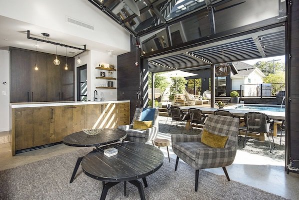 Napa Valley: St Helena Designer Home & Guest House + Spool + Peloton Bike/Tread vacation rental in St. Helena, California