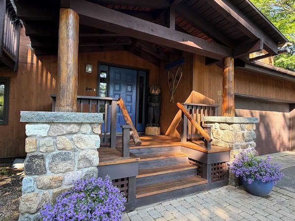 PRIVATE BEACH RIGHTS on MIRROR LAKE, walk to main st. Lake Placid, hot tub! vacation rental in Hillcrest neighborhood, Lake Placid, New York