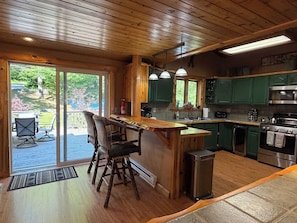 PRIVATE BEACH RIGHTS on MIRROR LAKE, walk to main st. Lake Placid, hot tub! vacation rental in Hillcrest neighborhood, Lake Placid, New York