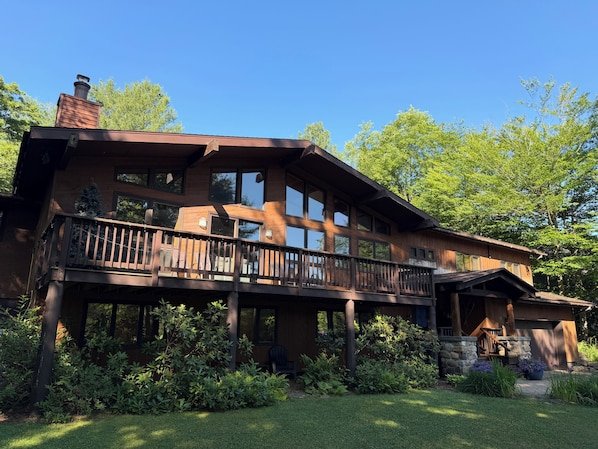 PRIVATE BEACH RIGHTS on MIRROR LAKE, walk to main st. Lake Placid, hot tub! vacation rental in Hillcrest neighborhood, Lake Placid, New York