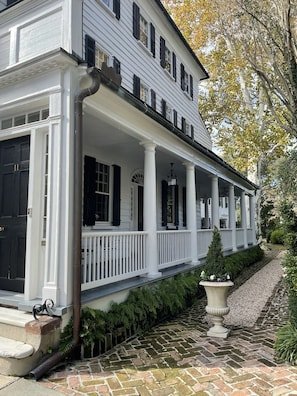 Private Historic 1770 Carriage House Located South Of Broad vacation rental in South of Broad