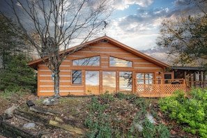 Real Log Cabin with Amazing Views, Hot Tub, Sauna & Games vacation rental in Cobbly Nob, Gatlinburg