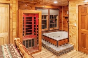 Real Log Cabin with Amazing Views, Hot Tub, Sauna & Games vacation rental in Cobbly Nob, Gatlinburg