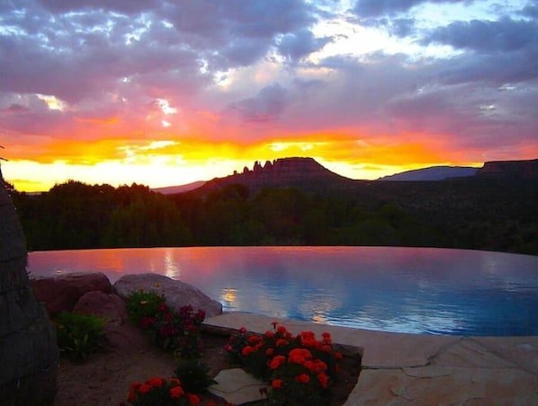 SEDONA'S BEST STUDIO - BEST VIEWS, SUNSETS, POOL vacation rental in West Sedona