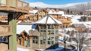 Spruce Peak Studio Overlooking the Village — 3rd‑Floor vacation rental in Spruce Peak