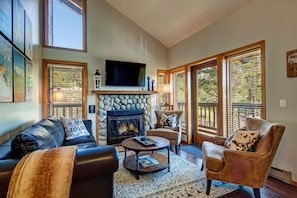 Top floor 4 BR condo, perfect location, views, SKI-IN SKI-OUT vacation rental in Four O'Clock / Snowflake