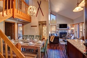 Top floor 4 BR condo, perfect location, views, SKI-IN SKI-OUT vacation rental in Four O'Clock / Snowflake